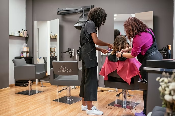 Justiça nega vínculo empregatício a cabeleireira e valida contrato de parceria em salão de beleza