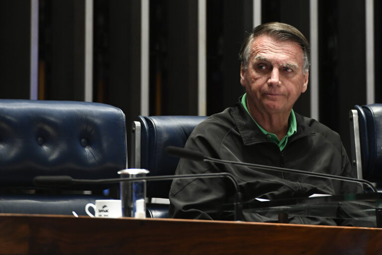 Após descumprir medidas cautelares, Moraes decreta prisão domiciliar imediata de Bolsonaro