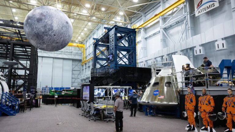 Artemis II | Entenda por que astronautas estão tirando fotos de uma lua inflável