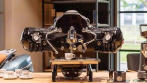 BMW lança cafeteira luxuosa feita dentro de motor de motocicleta