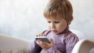 Cartilha de saúde ocular indica "zero tela" até 2 anos e depois regra 20-20-20