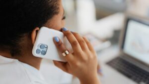 É FALSO que a radiação do celular pode causar câncer nos usuários