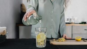 É FALSO que beber água com limão em jejum cura doenças e desintoxica o corpo