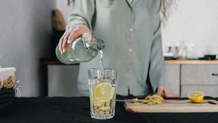 É FALSO que beber água com limão em jejum cura doenças e desintoxica o corpo