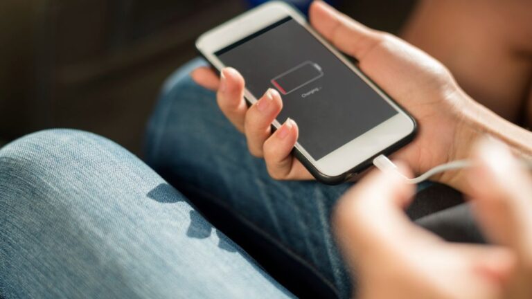 É FALSO que carregar o celular antes do aparelho descarregar 100% vicia bateria