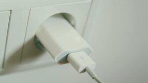 É FALSO que o celular carrega mais rápido em uma tomada com tensão de 220 volts