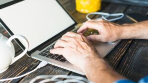 É FALSO que usar o notebook com carregador conectado na tomada vicia a bateria