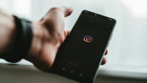 É VERDADE que curtidas em Reels do Instagram surgem na aba Amigos; mas há saída