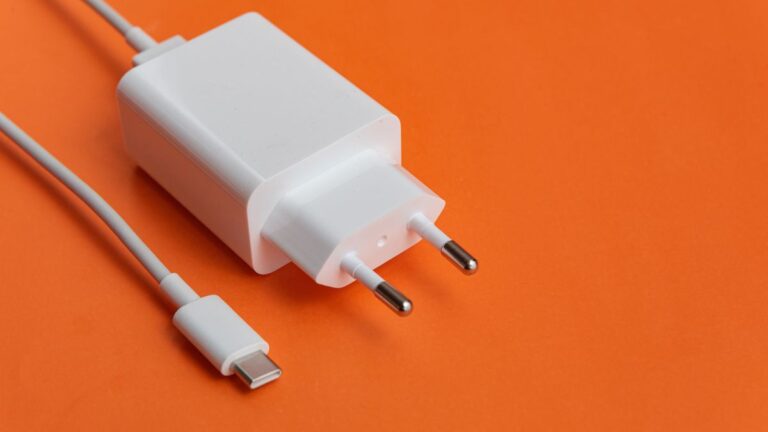 É VERDADE que usar carregador falso pode explodir o celular; veja outros riscos