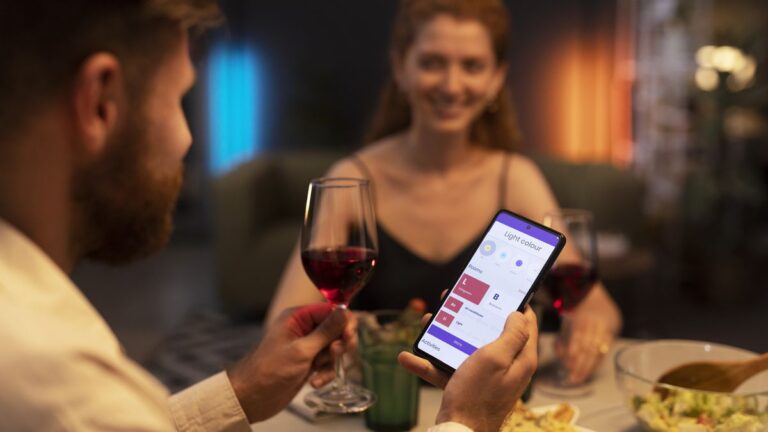 Ego Scrooling | 51% dos solteiros usam os apps de namoro de forma autocentrada