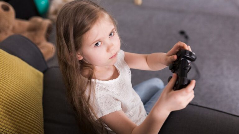 Estudo compara videogame, TV e redes sociais e revela efeitos no QI das crianças