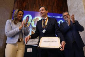 Presidente da OAB-RS, Leonardo Lamachia, recebe Medalha do Mérito Farroupilha em reconhecimento à sua destacada atuação