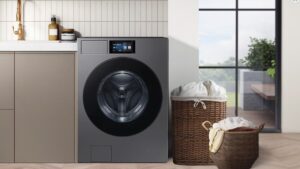 Lavadora gigante da Samsung lava 20 kg e dosa sabão e amaciante automaticamente