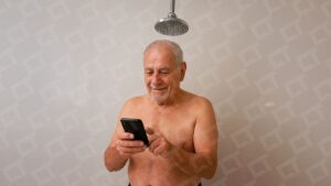 Levar o celular ao banheiro durante o banho é prejudicial? Saiba se IP69 resolve