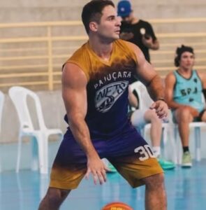 Justiça torna réu por tentativa de feminicídio ex-atleta que agrediu namorada com 61 socos