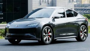 "Musk brasileiro" quer fábrica rival e anuncia entrega dos primeiros carros