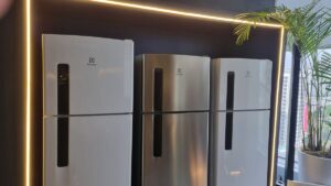 Nova geladeira da Electrolux promete conservar alimentos por até 30% mais tempo