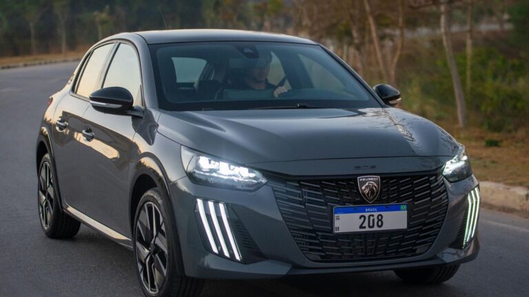 Novos Peugeot 208 e 2008 chegam em setembro com mesmo sistema híbrido da Fiat