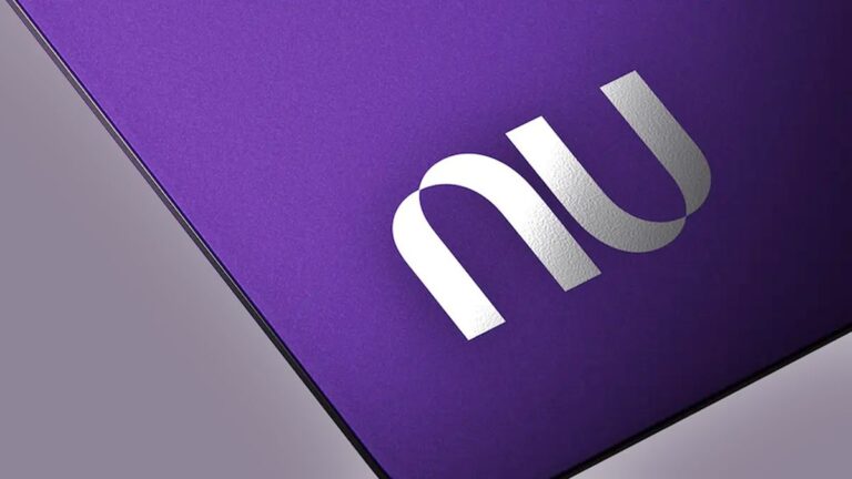 Nubank renova Ultravioleta com 2,2 pontos por dólar gasto e IOF zero no exterior