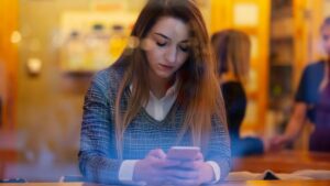 O que é 'Gen Z Stare'? Entenda o que está por trás da nova trend do TikTok