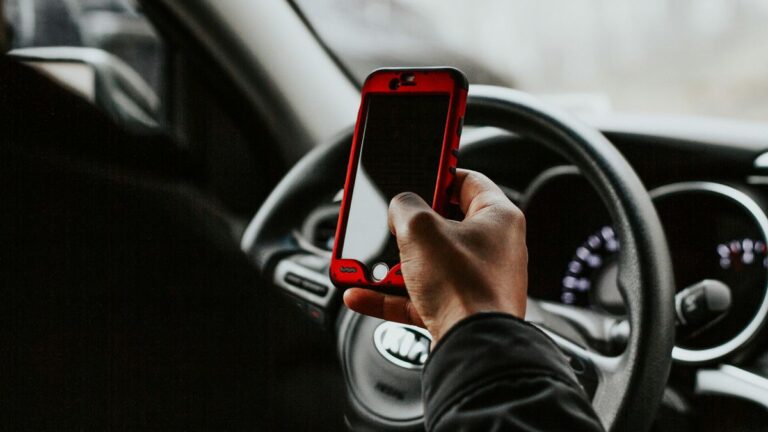 O que explica a redução de multas por celular ao volante no trânsito brasileiro