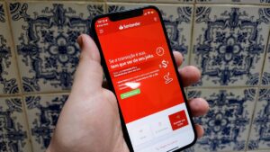 Pagou no sábado e o app do Santander diz que estornou? Bug afeta cartão do banco
