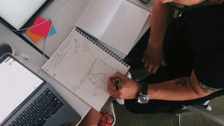 Plataforma oferece 50 bolsas para curso online de conteúdo e IA em marketing