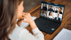 Positivo lança notebook R15M com minitela customizável