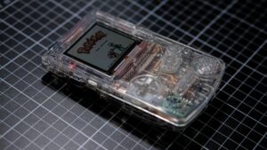 Sonho dos anos 90: modder recria Game Boy Color com placa-mãe transparente