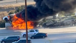 Tesla se pronuncia após incêndio em caminhão que levava oito carros