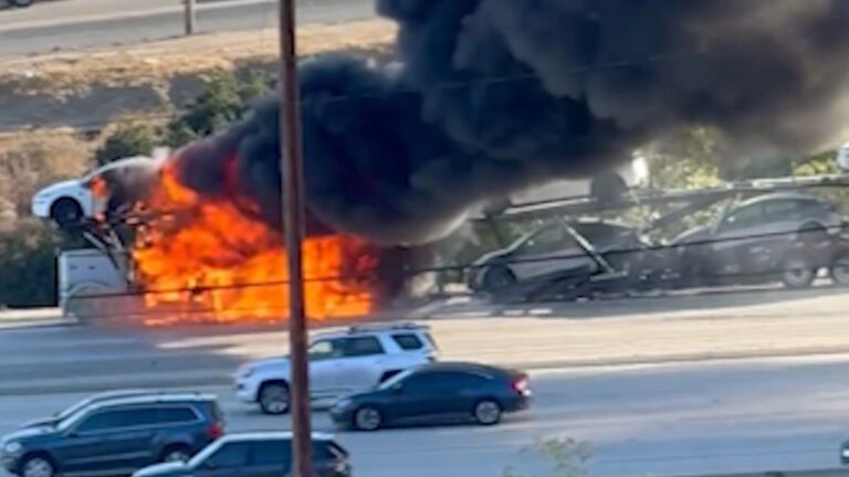 Tesla se pronuncia após incêndio em caminhão que levava oito carros