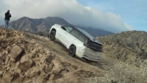 Teste: Jeep Commander 2026 evolui onde precisa e vira "rei" no off-road