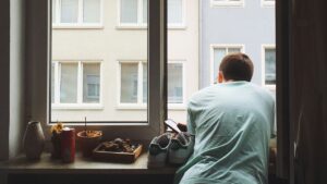 Total de brasileiros que moram sozinhos salta para 14 milhões; conheça o perfil