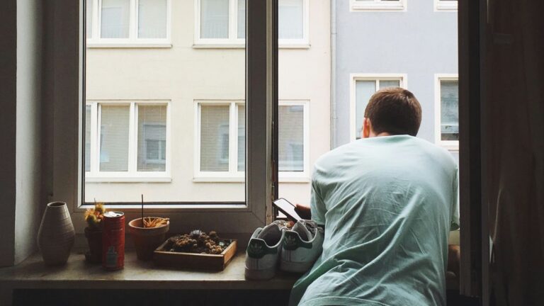 Total de brasileiros que moram sozinhos salta para 14 milhões; conheça o perfil