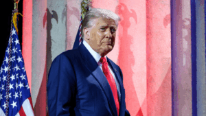 Trump anuncia investimento de mais US$ 100 bilhões da Apple nos EUA