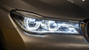 Truque para limpar os faróis do carro é mais fácil (e barato) que você imagina