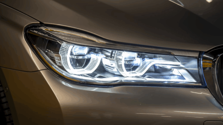 Truque para limpar os faróis do carro é mais fácil (e barato) que você imagina