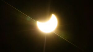 Vem aí | Um eclipse solar parcial vai fazer a Lua dar uma "mordida no Sol"