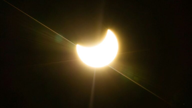 Vem aí | Um eclipse solar parcial vai fazer a Lua dar uma "mordida no Sol"