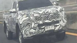 Versão mais "em conta" da Toyota Hilux é flagrada em testes na Ásia