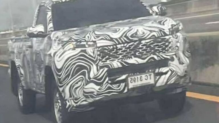 Versão mais "em conta" da Toyota Hilux é flagrada em testes na Ásia