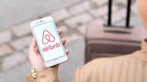 TJ-DFT condena Airbnb a indenizar hóspedes após furto em apartamento na Espanha