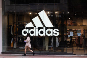 Loja da Adidas e shopping em Brasília são condenados a indenizar cliente picado por escorpião