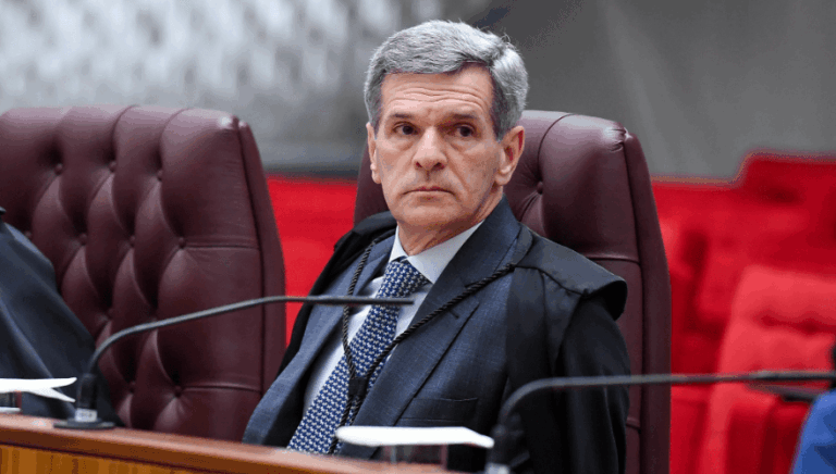 Intermediação para contratar artista sem licitação não é ato de improbidade administrativa, decide STJ