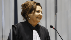 TST confirma reforma de sentença por etarismo em demissão de funcionária pública aposentada