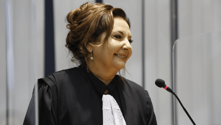 TST confirma reforma de sentença por etarismo em demissão de funcionária pública aposentada