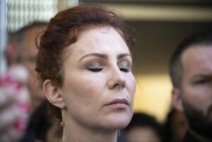 Carla Zambelli passa mal na Itália durante audiência sobre a sua extradição