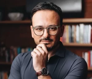 Após vazamento de depoimentos, Justiça amplia sigilo de investigação contra advogado acusado de crimes sexuais no RS