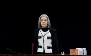 STF retoma julgamento de Bolsonaro às 14h com voto decisivo de Cármen Lúcia sobre tentativa de golpe de Estado