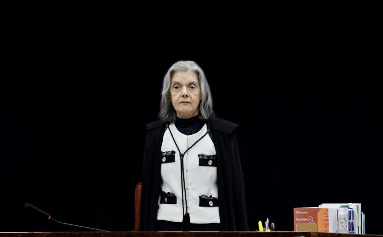 STF retoma julgamento de Bolsonaro às 14h com voto decisivo de Cármen Lúcia sobre tentativa de golpe de Estado